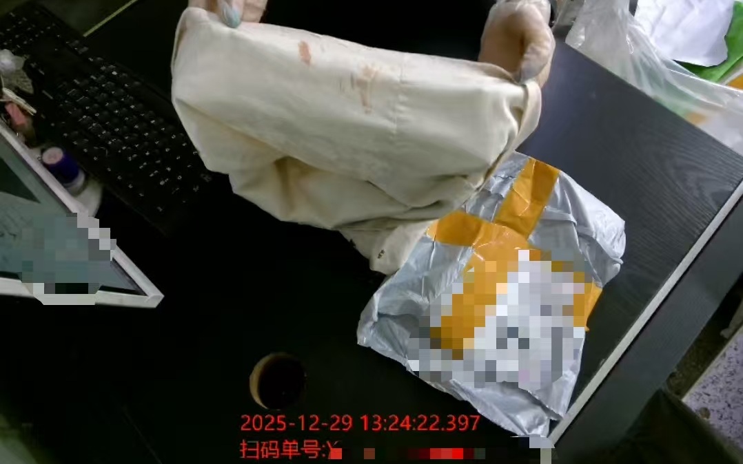 用A4纸吊牌、上密码锁：商家防“蹭穿”背后，电商退货的拉锯战