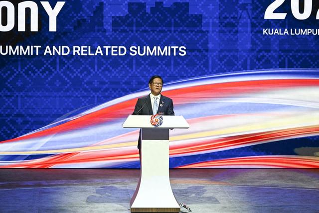 2025年10月28日，菲律宾总统马科斯在第47届东盟峰会及系列会议闭幕式上讲话。 新华社记者 程一恒摄