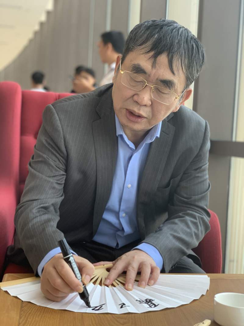 聂卫平为棋迷签名。新京报记者 孙海光 摄