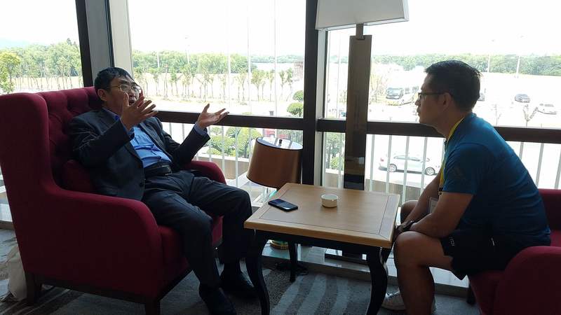 聂卫平接受新京报记者专访。