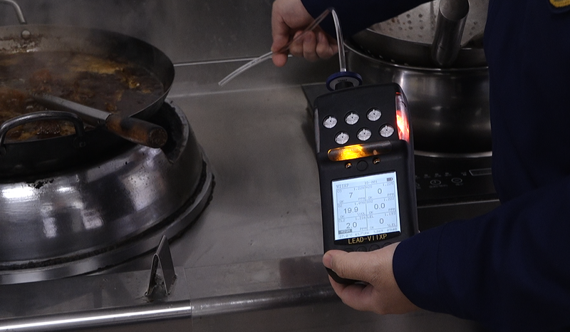 检测仪靠近燃气灶区域，氧气浓度逐渐下降，一氧化碳的浓度逐渐增高。受访者供图