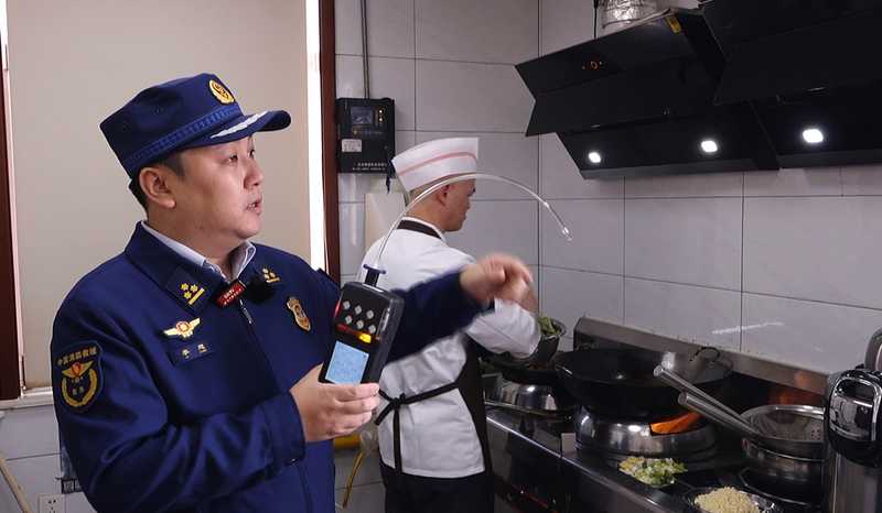 李想拿着一台检测仪，走进门窗紧闭的厨房内，实时监测一氧化碳、氧气等气体浓度。受访者供图