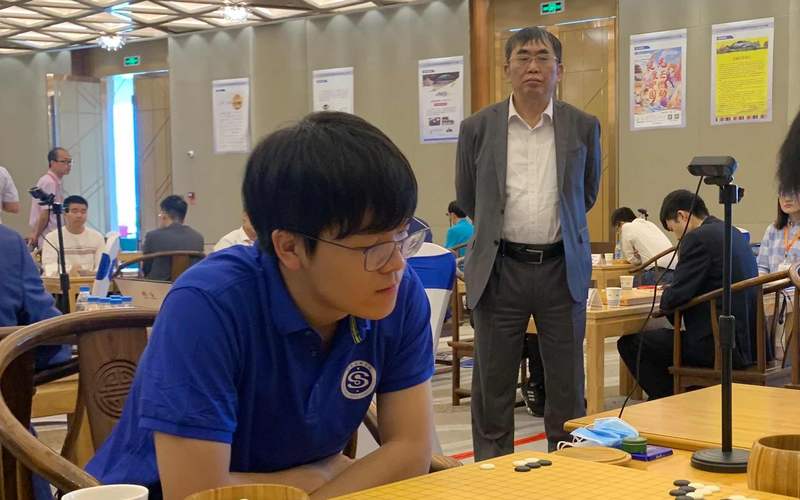 聂卫平在不远处看着柯洁比赛。新京报记者 孙海光 摄