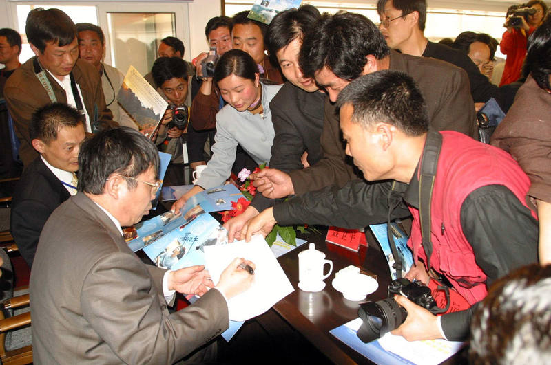 2004年4月25日，山东省临沂市，棋迷围住聂卫平请求签名。资料图/IC photo