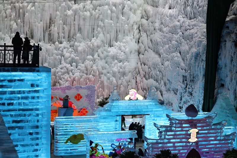 本届龙庆峡冰灯以《大闹天宫》为灵感打造奇幻冰境。新京报记者 陶冉 摄