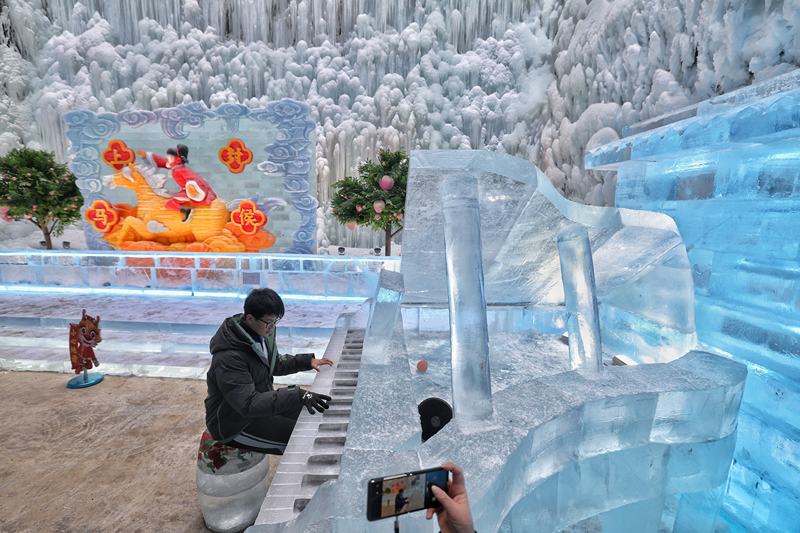 游客在冰钢琴前打卡拍照。新京报记者 陶冉 摄