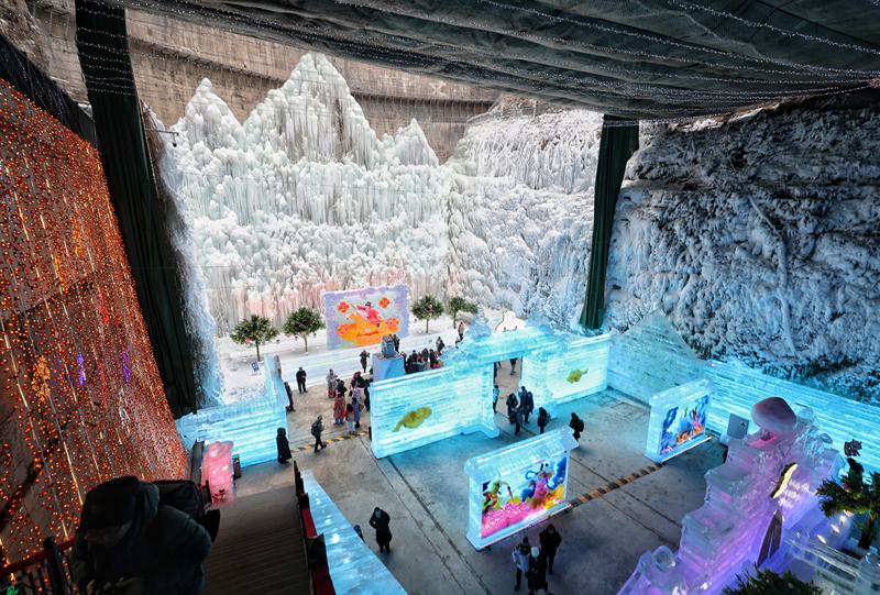 冰灯展区与天然冰川峡谷景观相互映衬。新京报记者 陶冉 摄