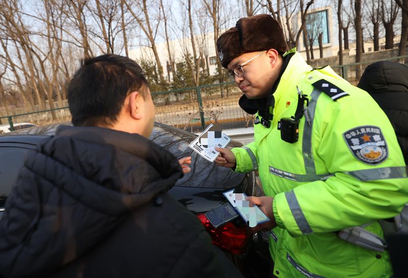 交警对司机的交通违法行为进行处罚。新京报记者 王贵彬 摄