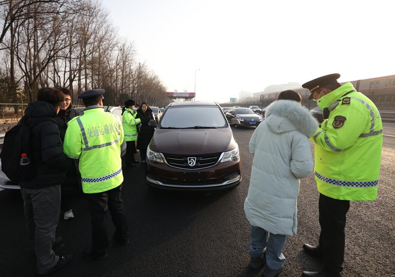 交通执法人员进行调查取证。新京报记者 王贵彬 摄