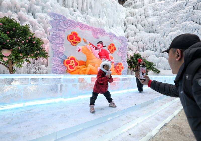 小朋友在冰雕前合影。新京报记者 陶冉 摄