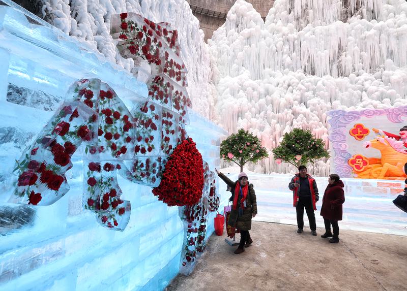 市民在马年元素冰雕前合影。新京报记者 陶冉 摄