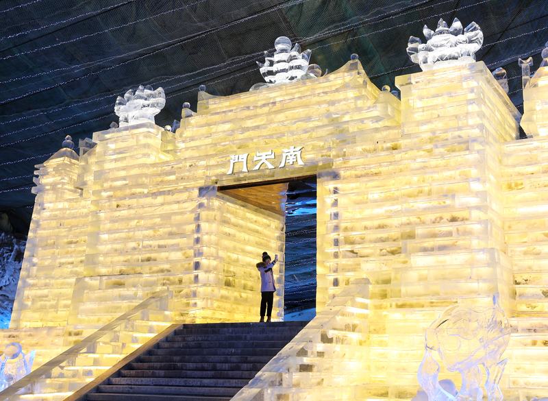 游客在“南天门”前合影。新京报记者 陶冉 摄