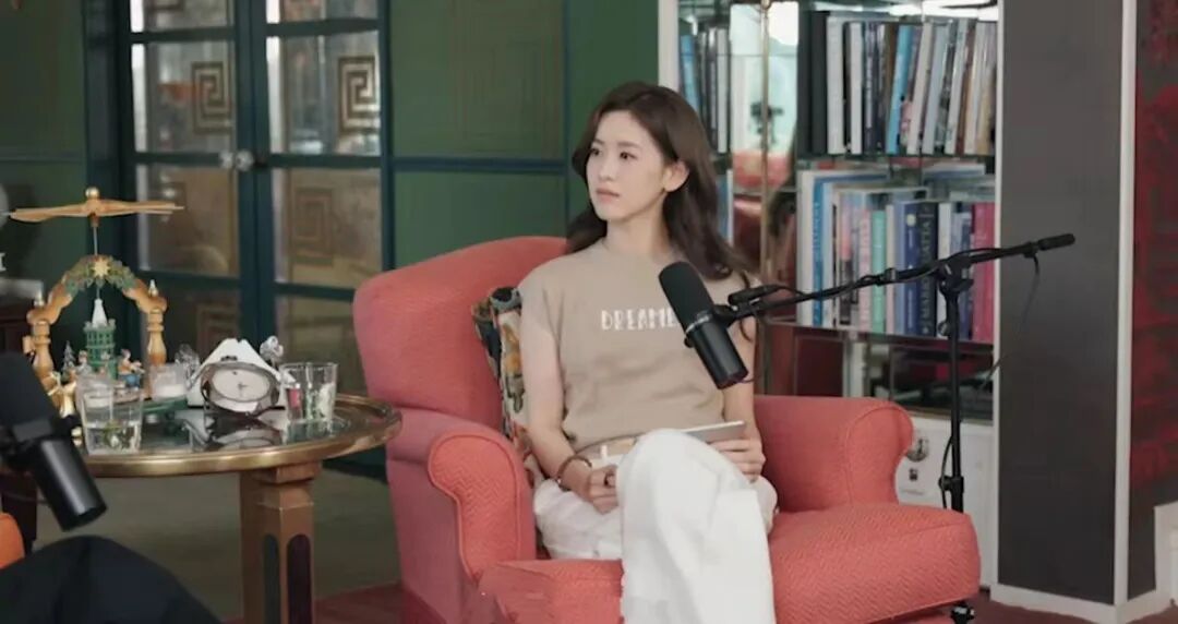 章泽天田朴珺，你们非要和普通人抢饭吃吗？刘嘉玲小宇宙播客节目流量新浪娱乐新浪新闻 