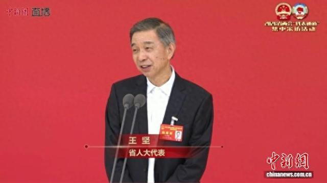 浙江省人大代表、中国工程院院士、之江实验室主任王坚接受采访。 大会直播截图