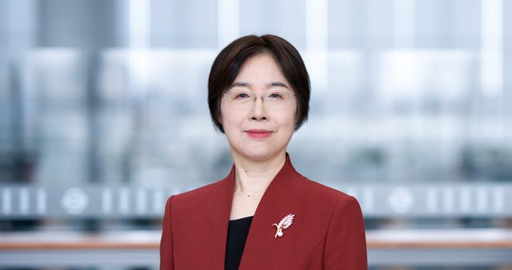 今天，邹加怡正式就任亚投行行长