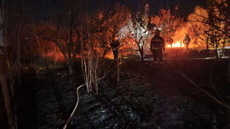 现场明火伴随浓烟不断扩散。密云消防供图