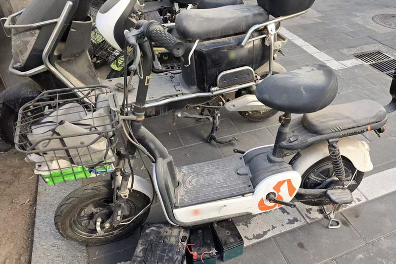 警方在王某住处查获尚未被拆解的被盗电动自行车。通州警方供图