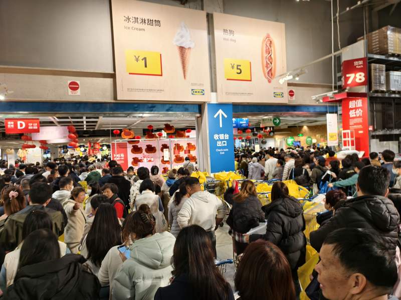 店里高峰时客人结账需要排队约2小时。受访者供图