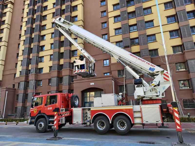 消防救援人员到场后利用登高平台消防车从逃生窗口处展开救援。房山消防供图