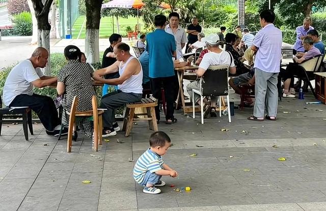 “假带娃”的老人们逐渐增多，儿媳有苦不敢说，苦的终究是孩子