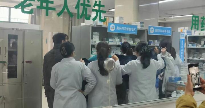 危急时刻，这些药师组成人墙！