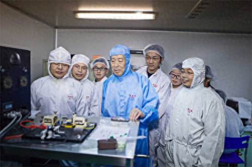 中国首创!攻克涉半导体世界难题|西安电子科技大学|周弘|芯片|材料|性能_手机新浪网