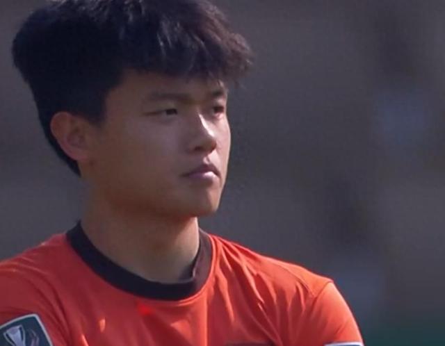 国足未来第一右后卫:杨希加时赛最后10分钟4镜头太感人!|中国队|邵佳一|中国男足|角球|对手_新浪体育_新浪新闻