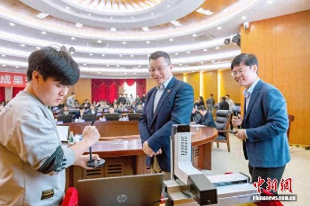 研究人员演示交互式智能调香设备如何现场调配专属香水。 上海应用技术大学供图