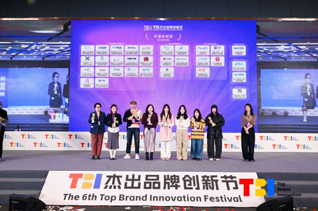 （左4为途阔营销总经理吴国秀-Amy）