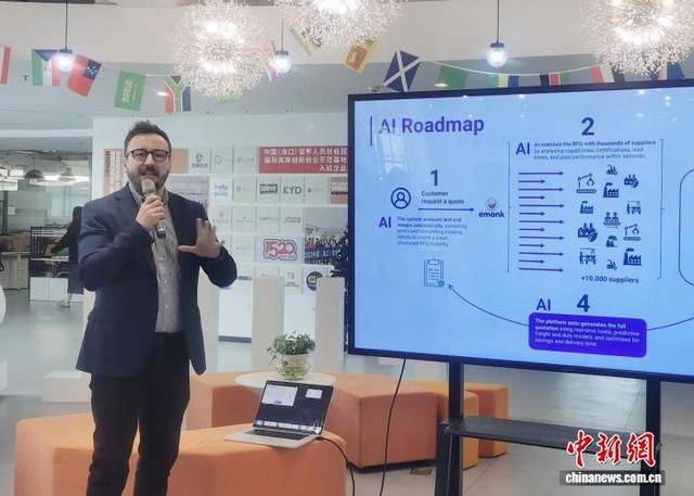 图为海南亿盟购国际贸易有限公司首席运营官黄龙向记者介绍公司运营情况。 中新网记者 张茜翼 摄