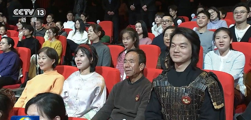 前排右二为安三山