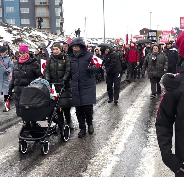 抗议者穿过努克市中心 视频截图