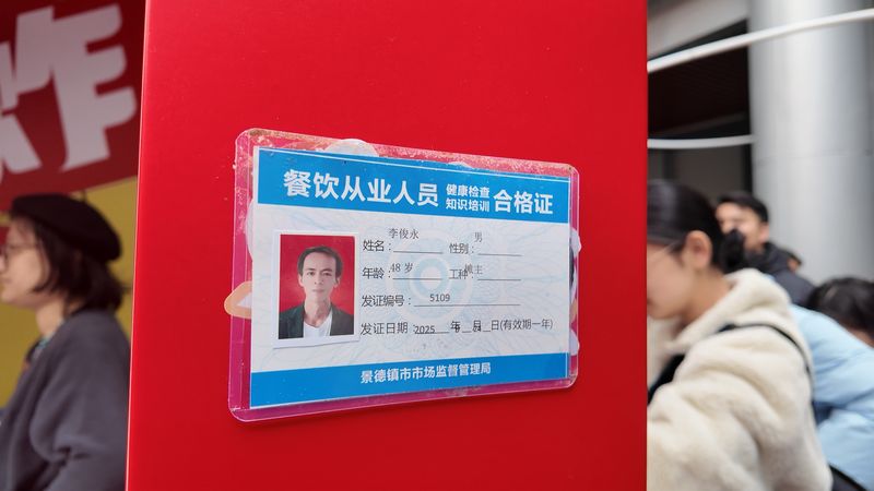“鸡排哥”李俊永在慈溪“巡炸”现场张贴餐饮从业人员健康证。新京报贝壳财经记者俞金旻 摄