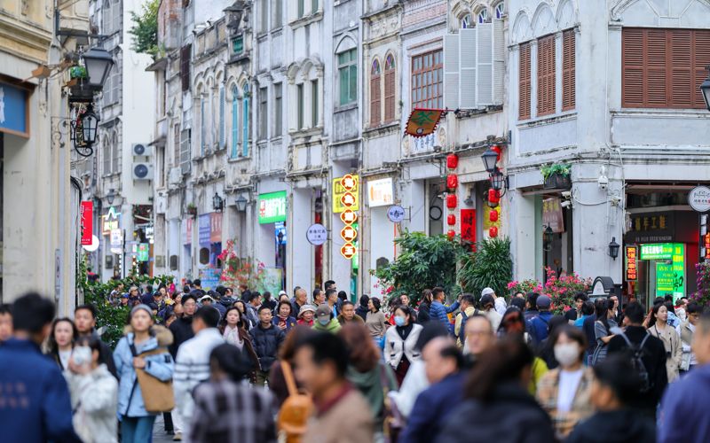 2026年1月2日，元旦假期，海口骑楼老街游人如织。图/IC photo