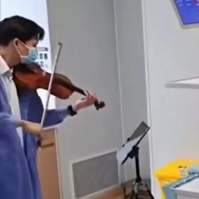 儿子在ICU为临终母亲举办音乐会：“生病后，把妈妈当女儿照顾”