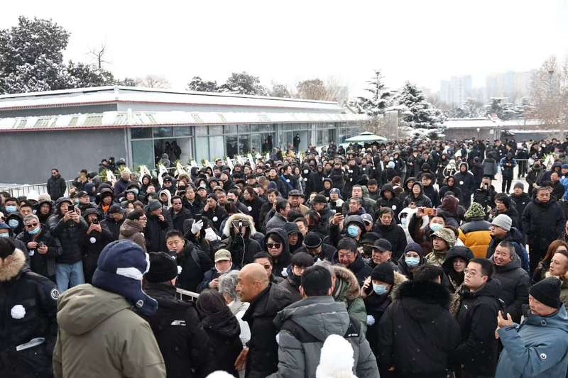 众多棋迷冒雪赶来缅怀聂卫平。新京报记者 王飞 摄