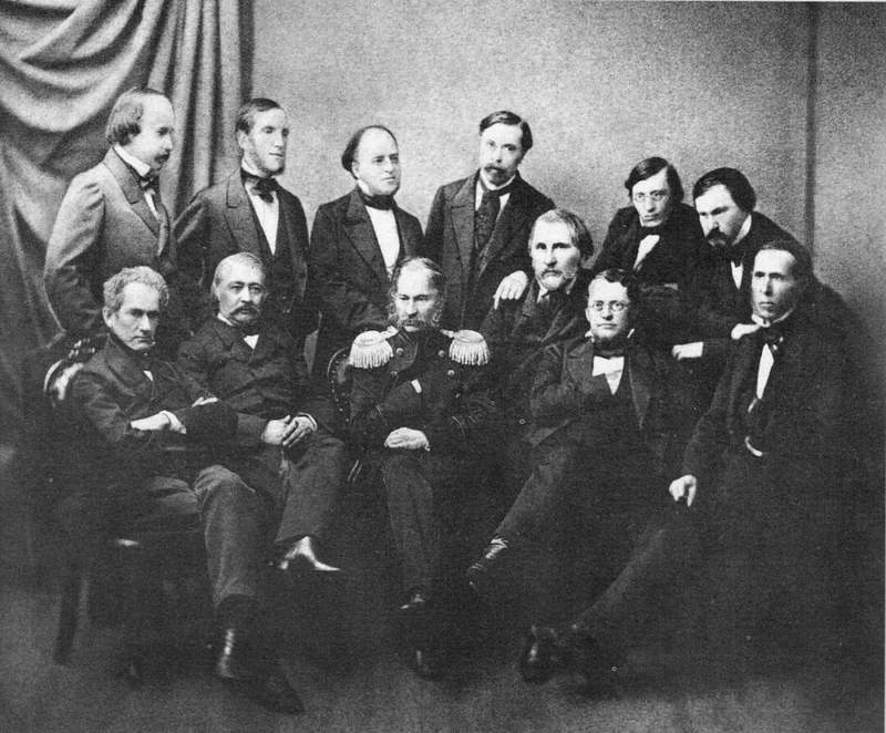 屠格涅夫在彼得堡与文学基金会首届委会成员在一起，库恰耶夫摄，一八六零年。
