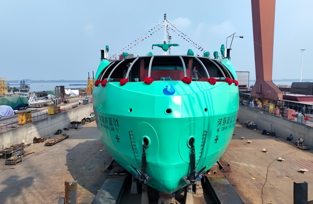全球首艘标准模块换电船舶“河豚蔚蓝”。图片来源：三点水科技