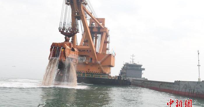 超大型抓斗挖泥船“海底绣花”  广西防城港港30万吨级航道建设提速