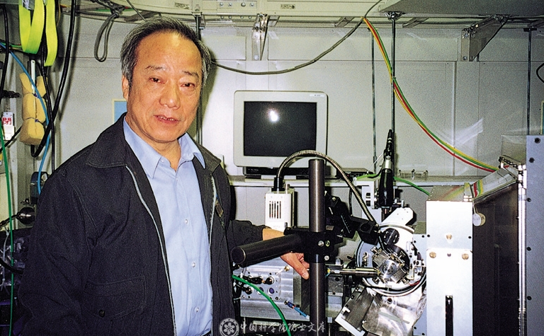 1999年11月，梁栋材在日本筑波高能物理研究所同步辐射光设施BL-6B上进行实验。