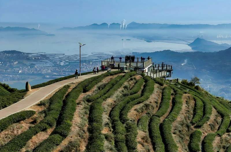 游客在位于福州市连江县炉峰山上的观景平台观赏山海风景（2025年12月6日摄，无人机照片）。新华社记者 魏培全 摄