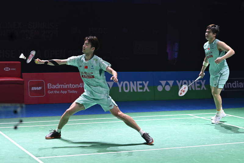 1月18日，梁伟铿/王昶（左）在比赛中。新华社发（贾韦德·达尔 摄）