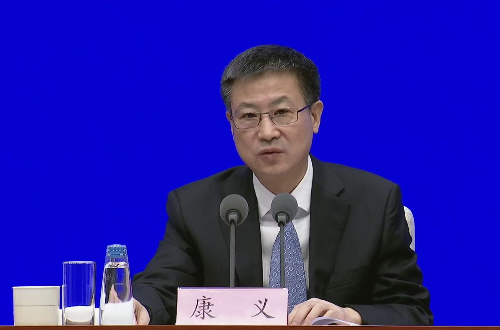 2025年中国GDP同比增长5% 首次跃上140万亿元新台阶|CPI|康义|国内生产总值|我国经济|国家统计局_新浪财经_新浪新闻