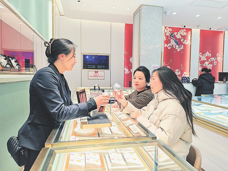太原市宏艺金店（旱西关店）内，顾客正在挑选银产品。（山西经济日报 宋烨/摄）