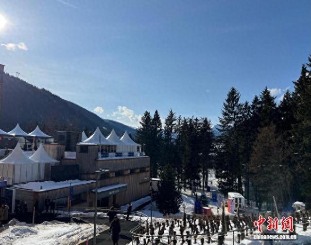 当地时间1月19日，世界经济论坛2026年年会在瑞士东部小镇达沃斯拉开帷幕。图为会议中心外景。 中新社记者 马秀秀 摄