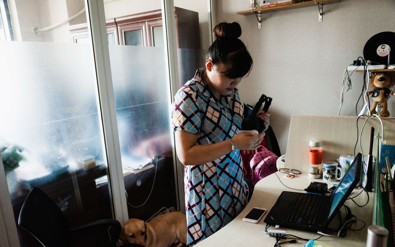 周彤通过读屏软件进行新媒体运营工作。首都文明办供图