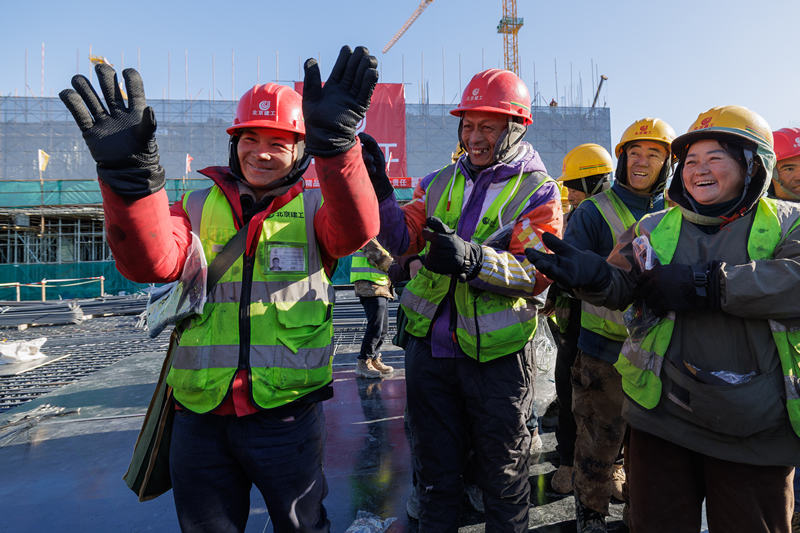 工人展示刚刚领取的棉手套。新京报记者 王子诚 摄