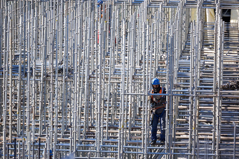 工人在建筑工地紧张施工。新京报记者 王子诚 摄