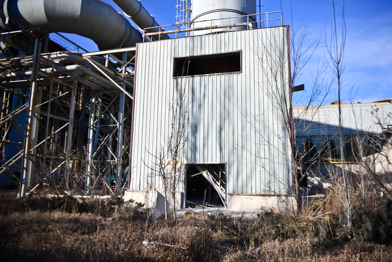 图为1月19日下午，厂区内部分厂房结构变形。记者吴勇摄