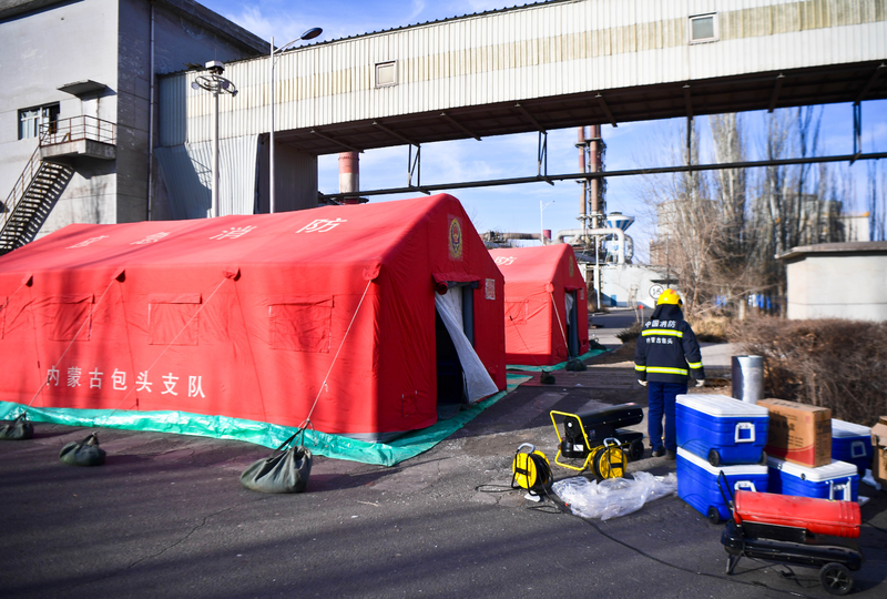 图为1月19日下午，厂区内救援队伍帐篷。记者 吴勇摄